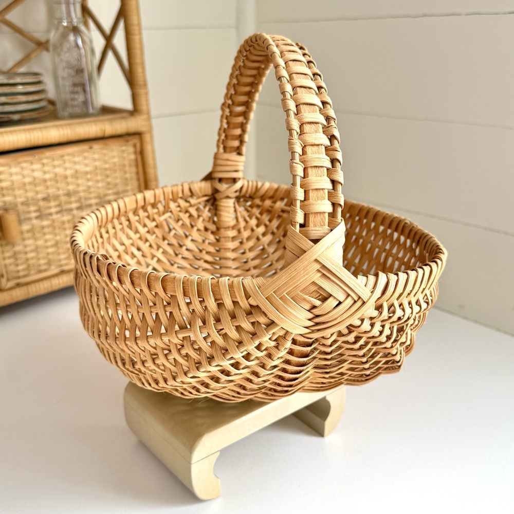 Woven Basket Egg Buttocks Market Signed